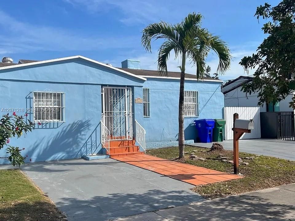 For Rent: $3,200 (3 beds, 2 baths, 1218 Square Feet)