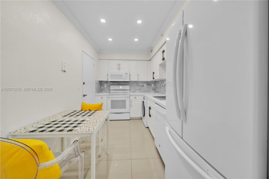 For Rent: $2,700 (1 beds, 1 baths, 835 Square Feet)