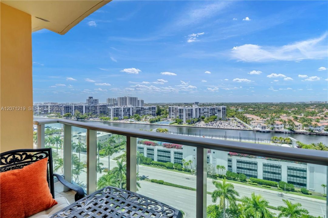 For Rent: $2,700 (1 beds, 1 baths, 835 Square Feet)
