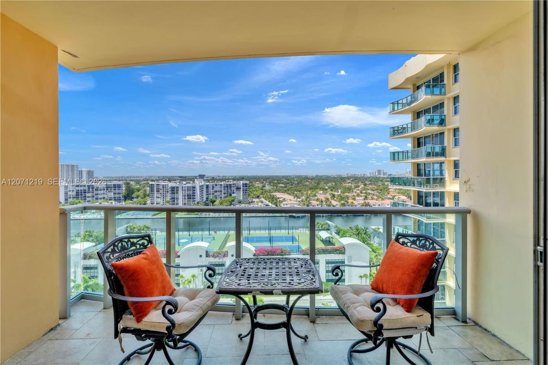For Rent: $2,700 (1 beds, 1 baths, 835 Square Feet)
