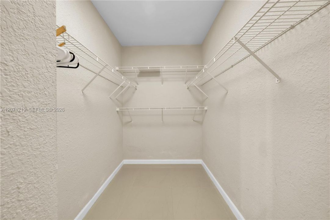 For Rent: $2,700 (1 beds, 1 baths, 835 Square Feet)