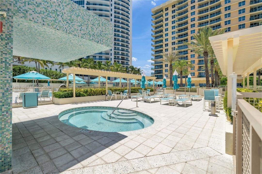 For Rent: $2,700 (1 beds, 1 baths, 835 Square Feet)