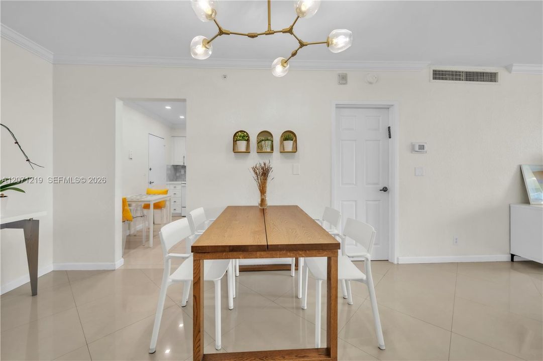 For Rent: $2,700 (1 beds, 1 baths, 835 Square Feet)