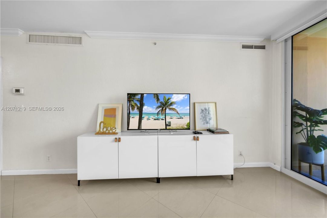 For Rent: $2,700 (1 beds, 1 baths, 835 Square Feet)