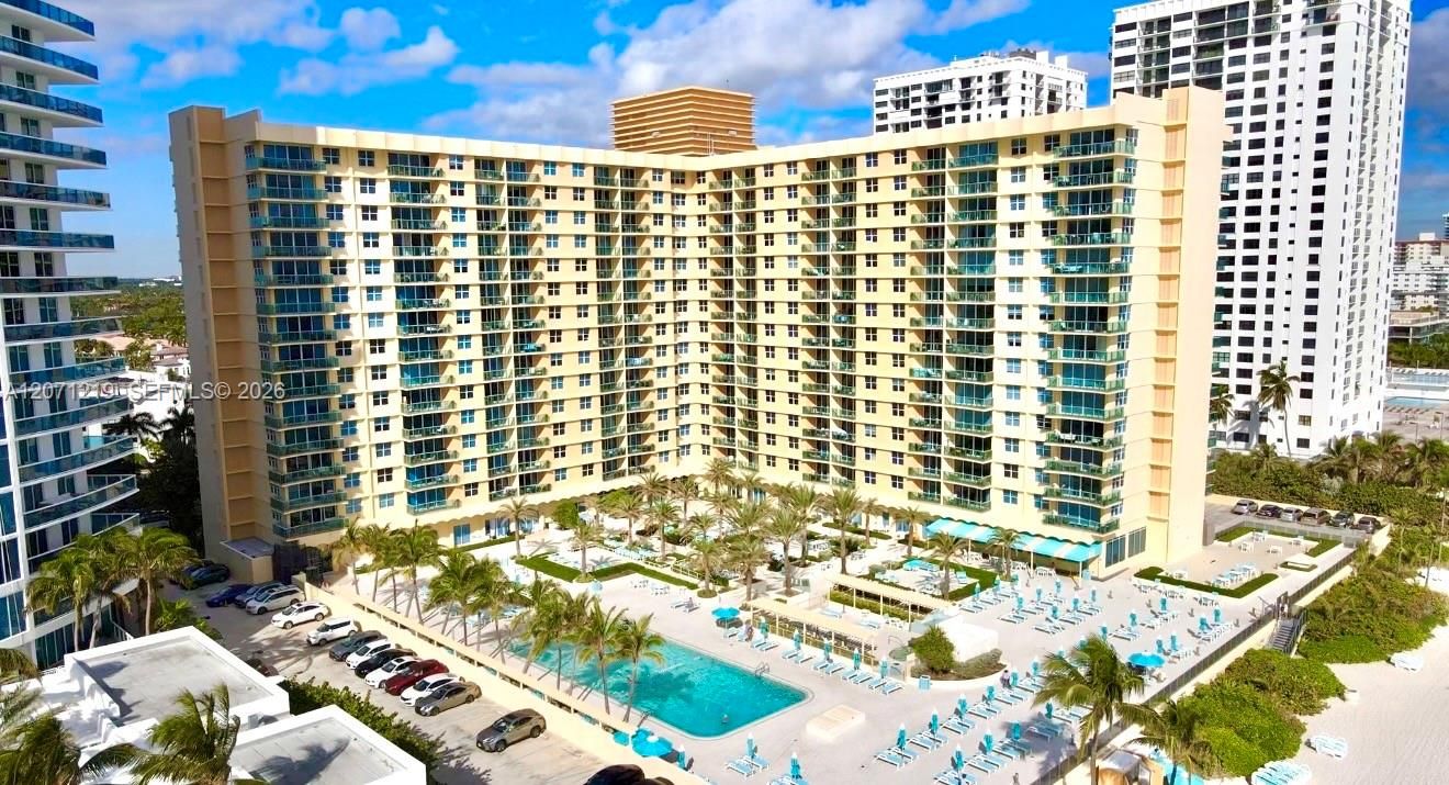 For Rent: $2,700 (1 beds, 1 baths, 835 Square Feet)