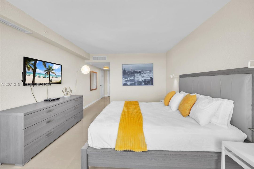 For Rent: $2,700 (1 beds, 1 baths, 835 Square Feet)