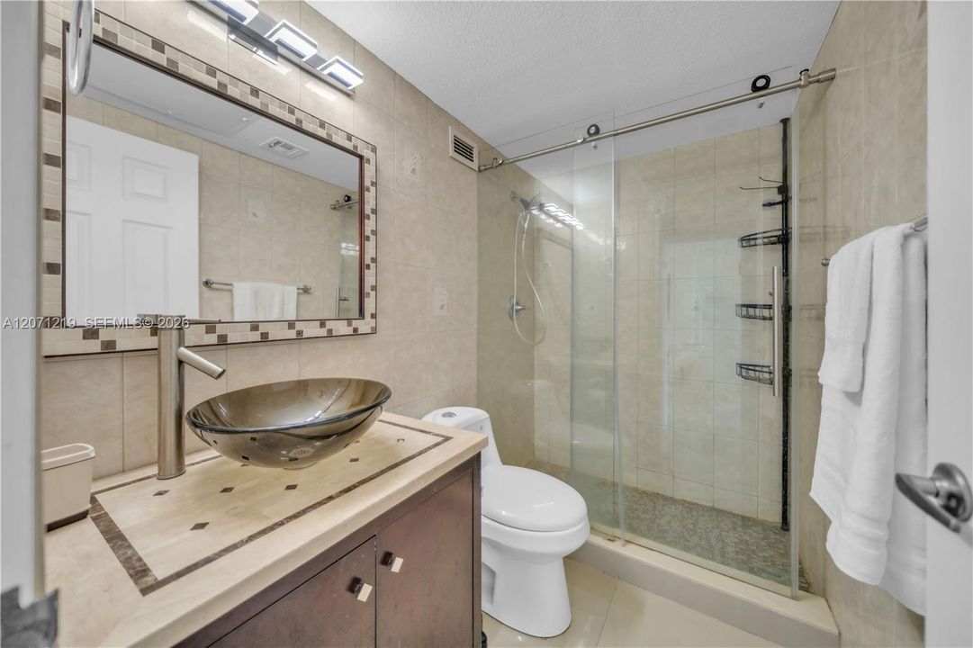 For Rent: $2,700 (1 beds, 1 baths, 835 Square Feet)
