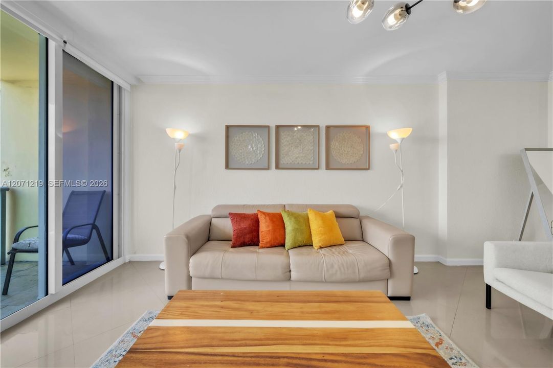For Rent: $2,700 (1 beds, 1 baths, 835 Square Feet)