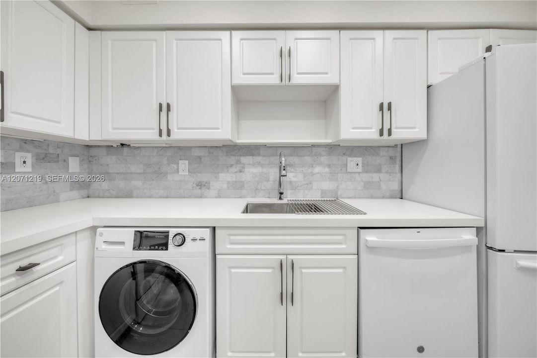 For Rent: $2,700 (1 beds, 1 baths, 835 Square Feet)