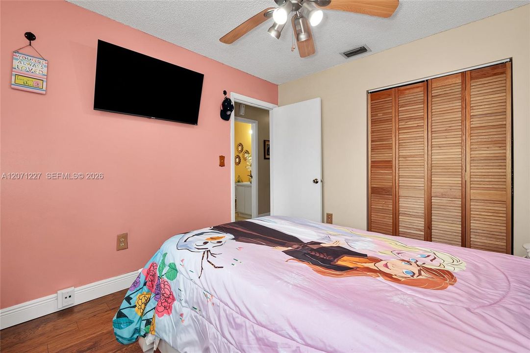 For Sale: $595,000 (3 beds, 2 baths, 1293 Square Feet)