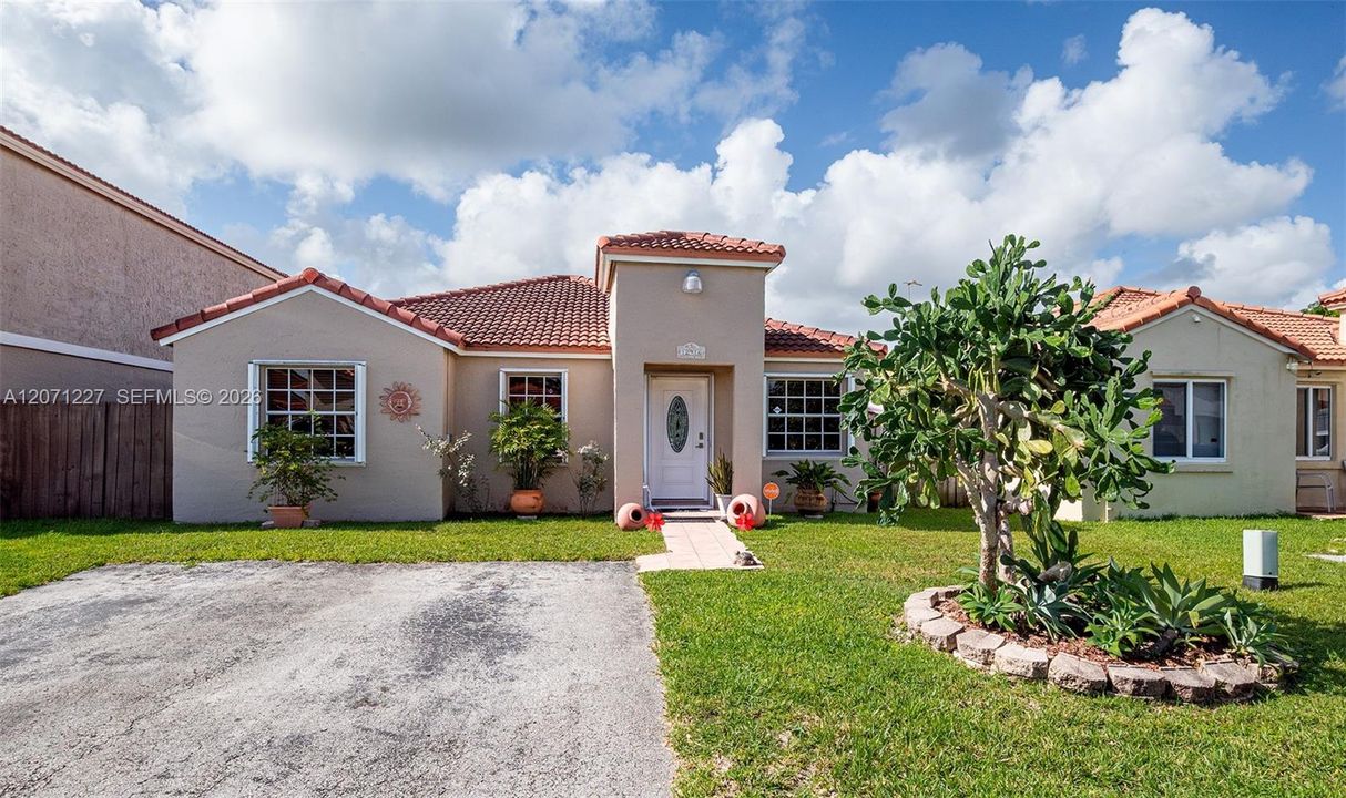 For Sale: $595,000 (3 beds, 2 baths, 1293 Square Feet)