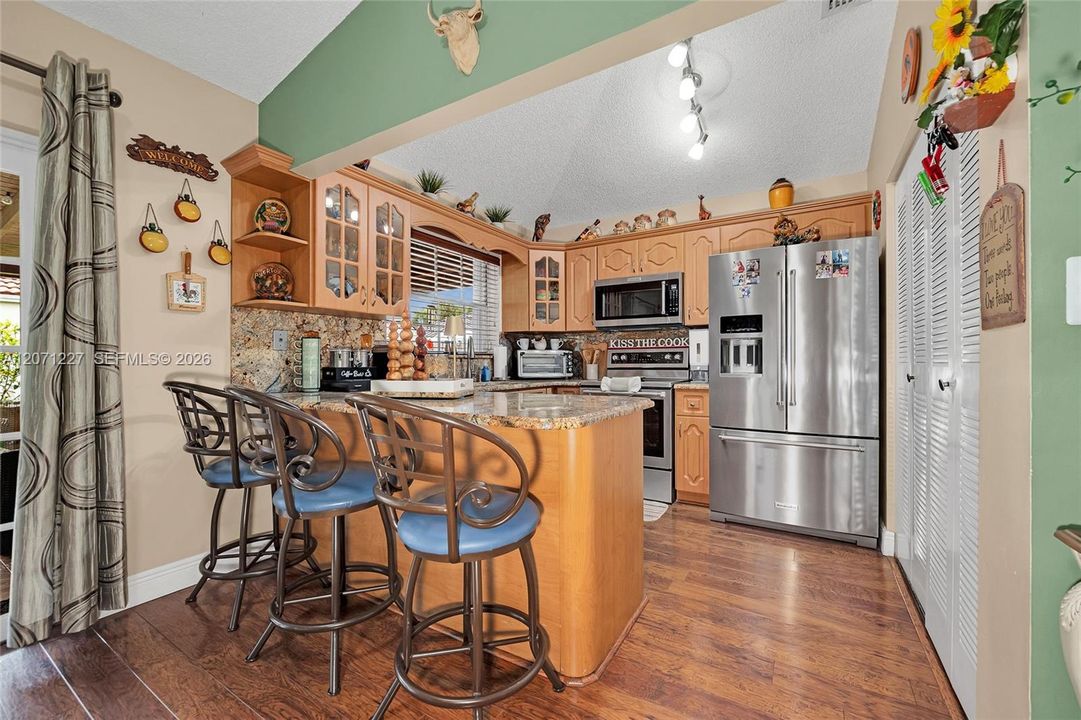 For Sale: $595,000 (3 beds, 2 baths, 1293 Square Feet)