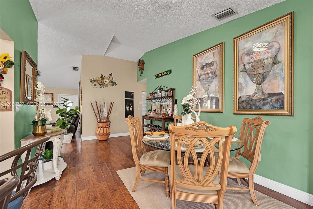 For Sale: $595,000 (3 beds, 2 baths, 1293 Square Feet)