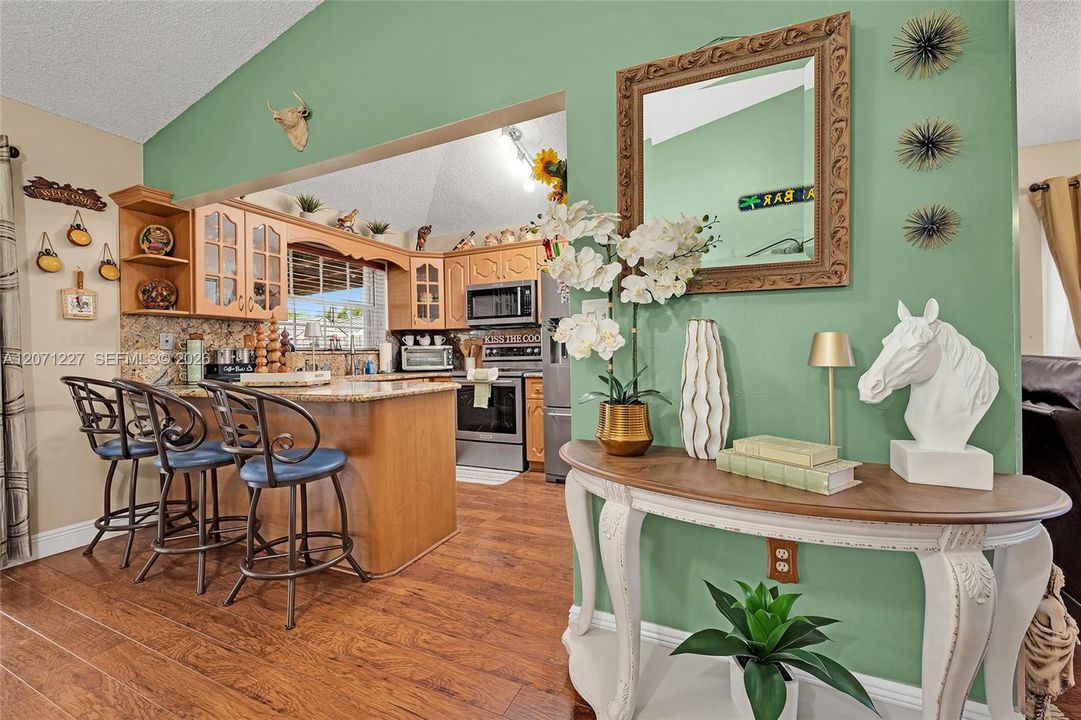 For Sale: $595,000 (3 beds, 2 baths, 1293 Square Feet)
