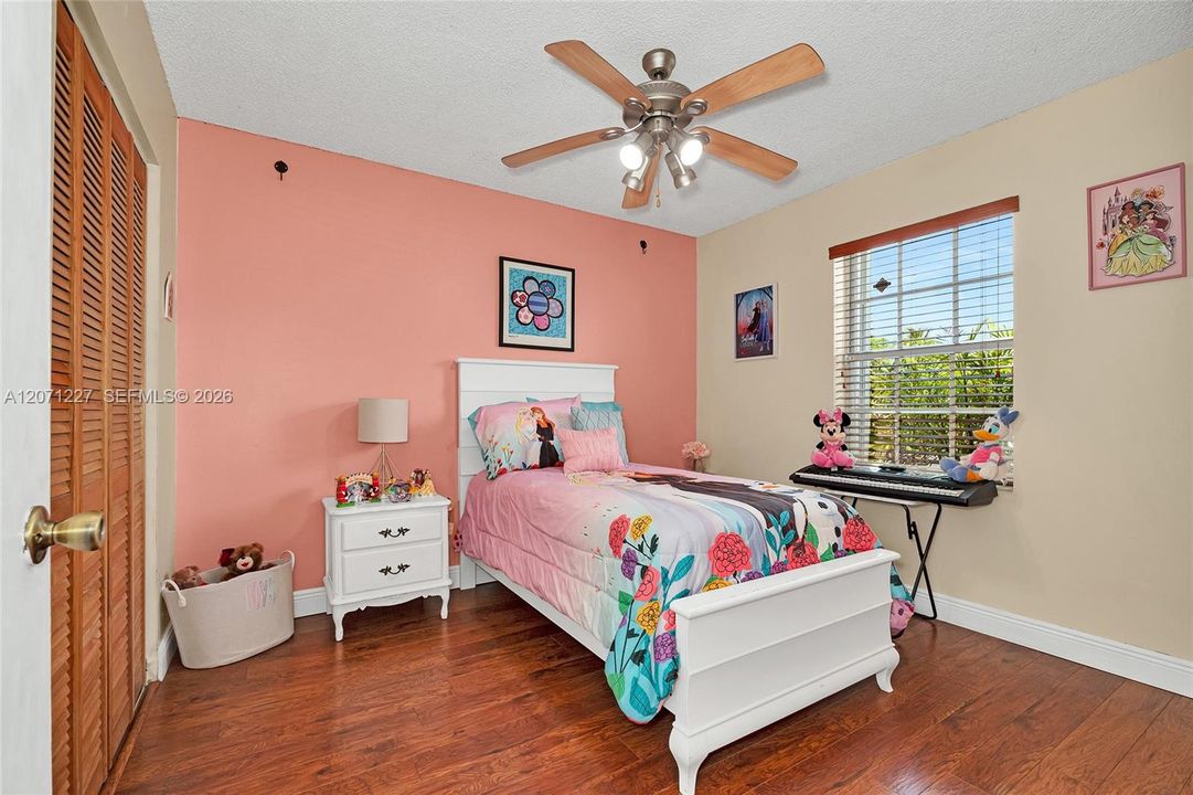 For Sale: $595,000 (3 beds, 2 baths, 1293 Square Feet)