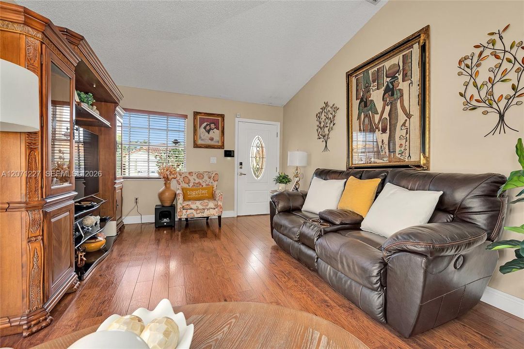 For Sale: $595,000 (3 beds, 2 baths, 1293 Square Feet)