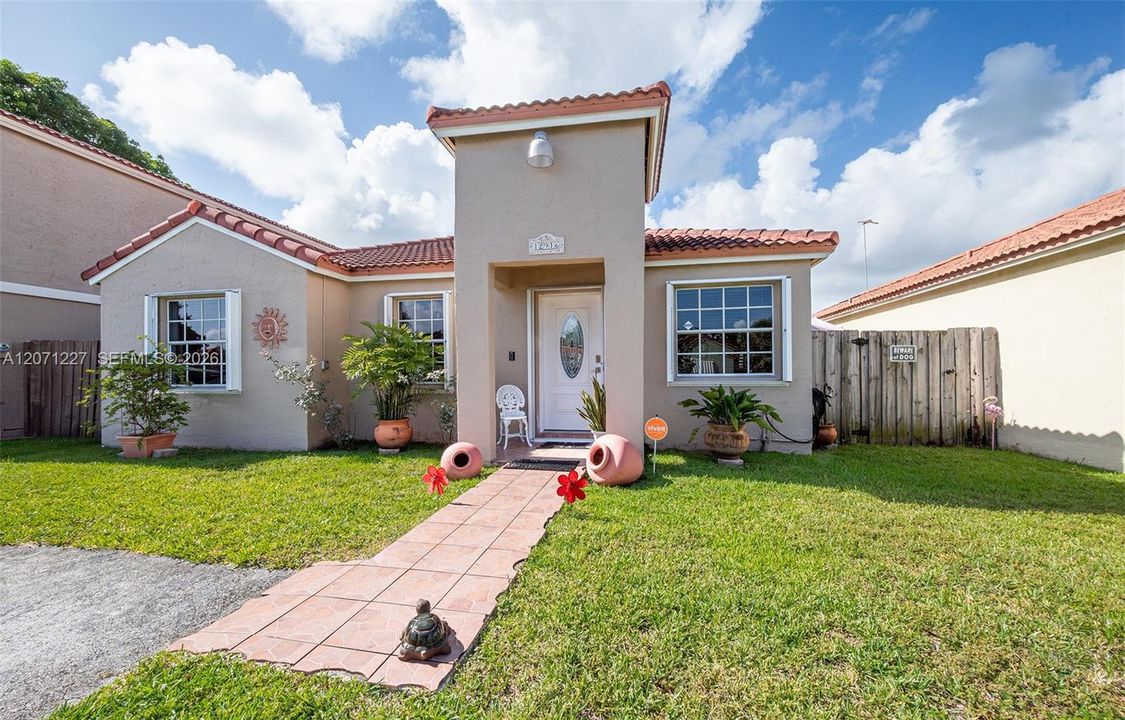 For Sale: $595,000 (3 beds, 2 baths, 1293 Square Feet)