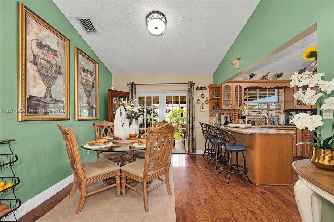 For Sale: $595,000 (3 beds, 2 baths, 1293 Square Feet)