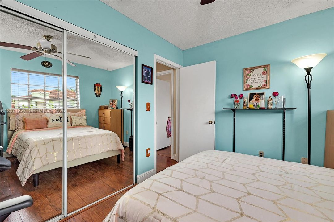 For Sale: $595,000 (3 beds, 2 baths, 1293 Square Feet)