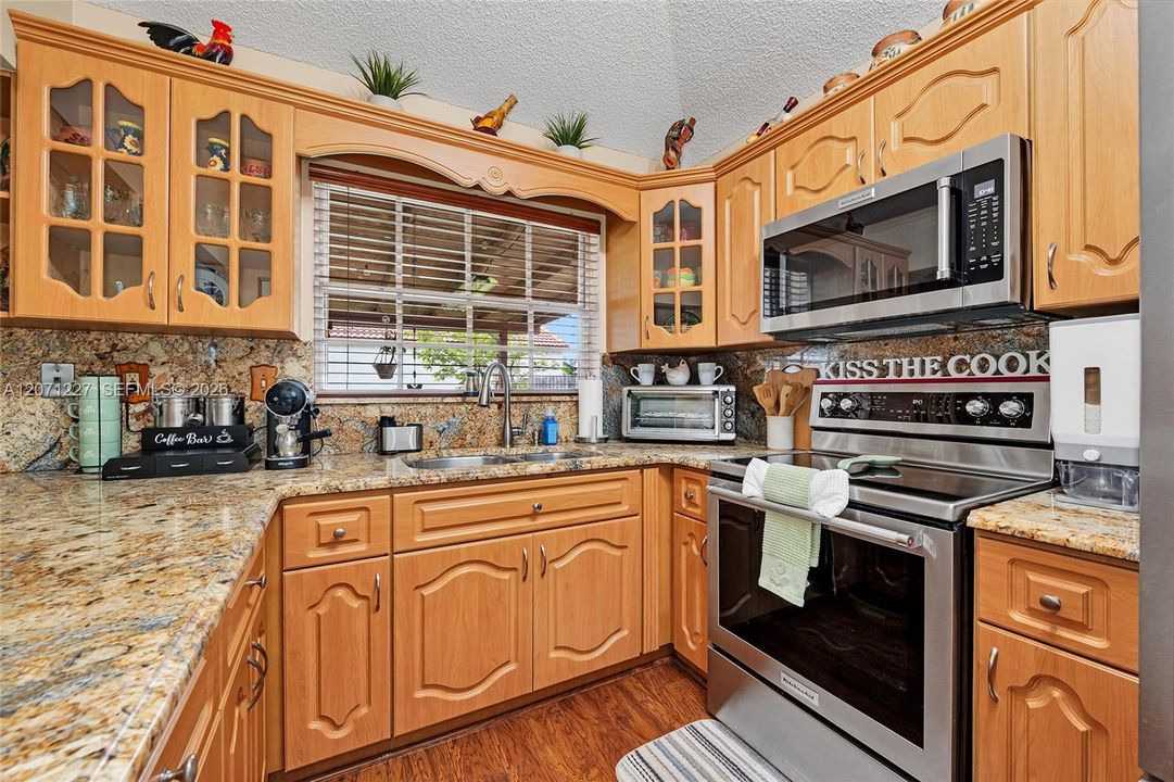 For Sale: $595,000 (3 beds, 2 baths, 1293 Square Feet)