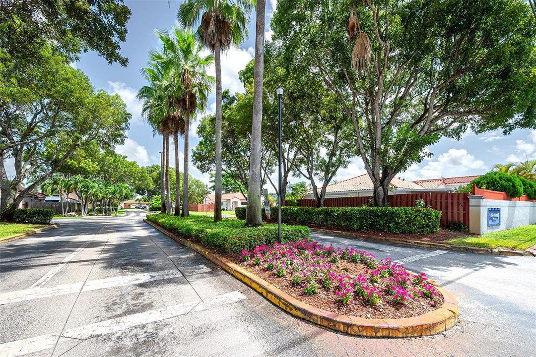 For Sale: $595,000 (3 beds, 2 baths, 1293 Square Feet)