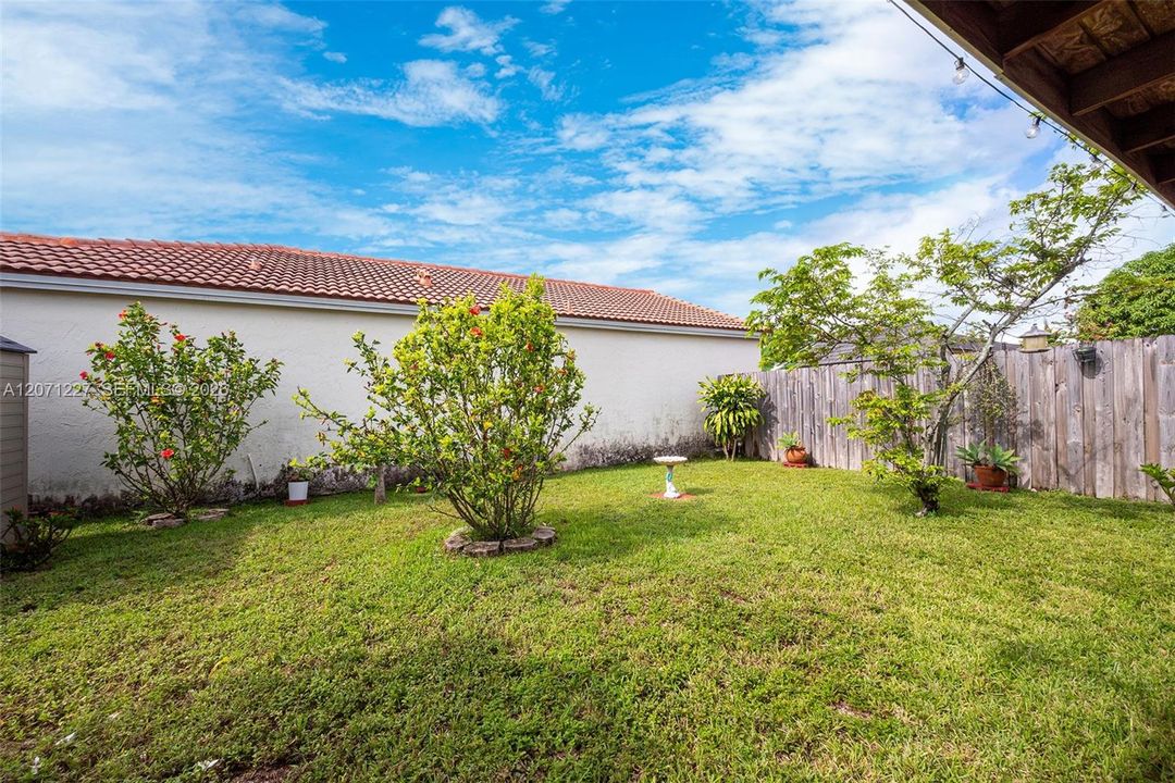 For Sale: $595,000 (3 beds, 2 baths, 1293 Square Feet)
