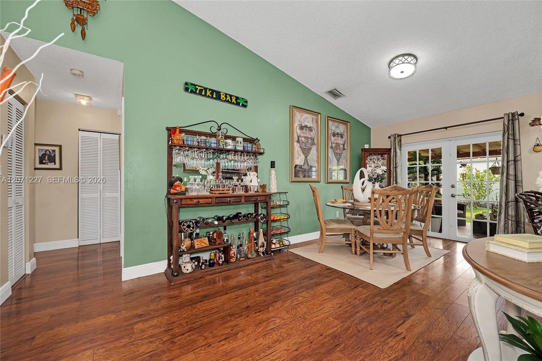 For Sale: $595,000 (3 beds, 2 baths, 1293 Square Feet)