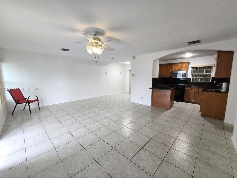 For Sale: $560,000 (2 beds, 1 baths, 925 Square Feet)