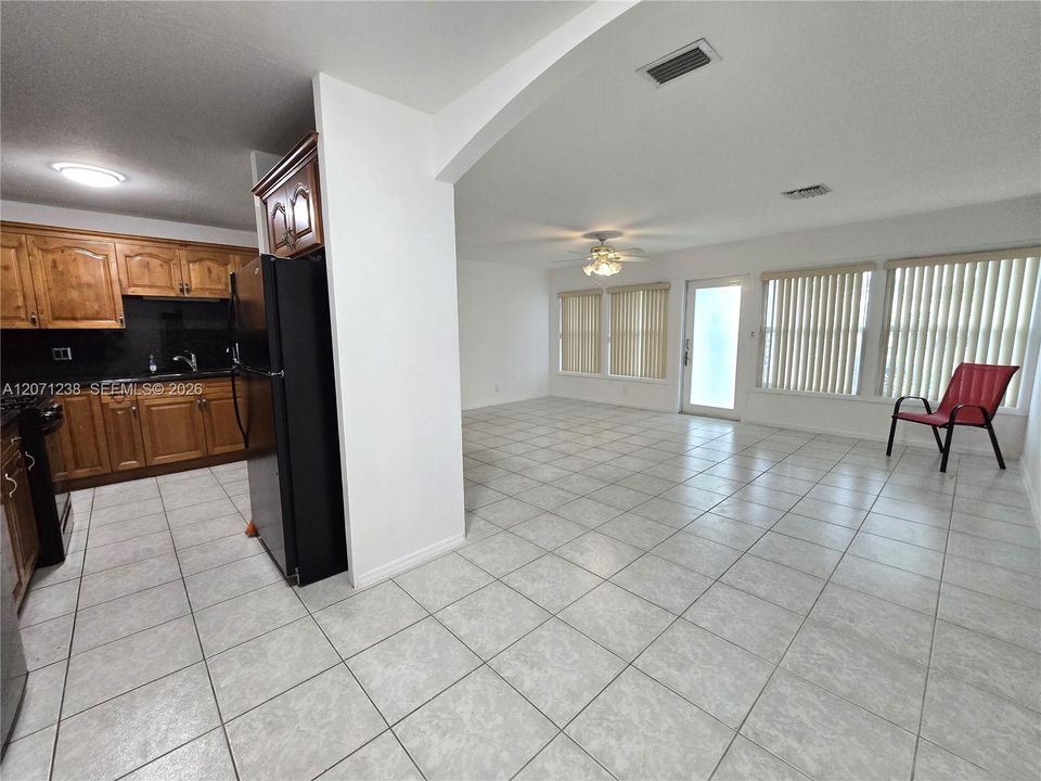 For Sale: $560,000 (2 beds, 1 baths, 925 Square Feet)