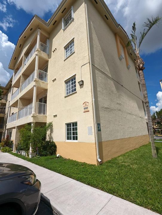 For Rent: $2,450 (3 beds, 2 baths, 1186 Square Feet)