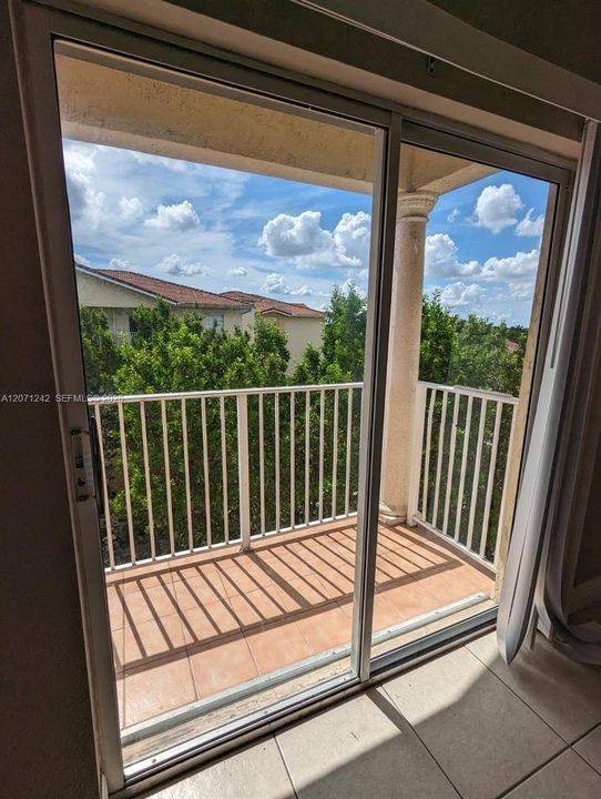 For Rent: $2,450 (3 beds, 2 baths, 1186 Square Feet)