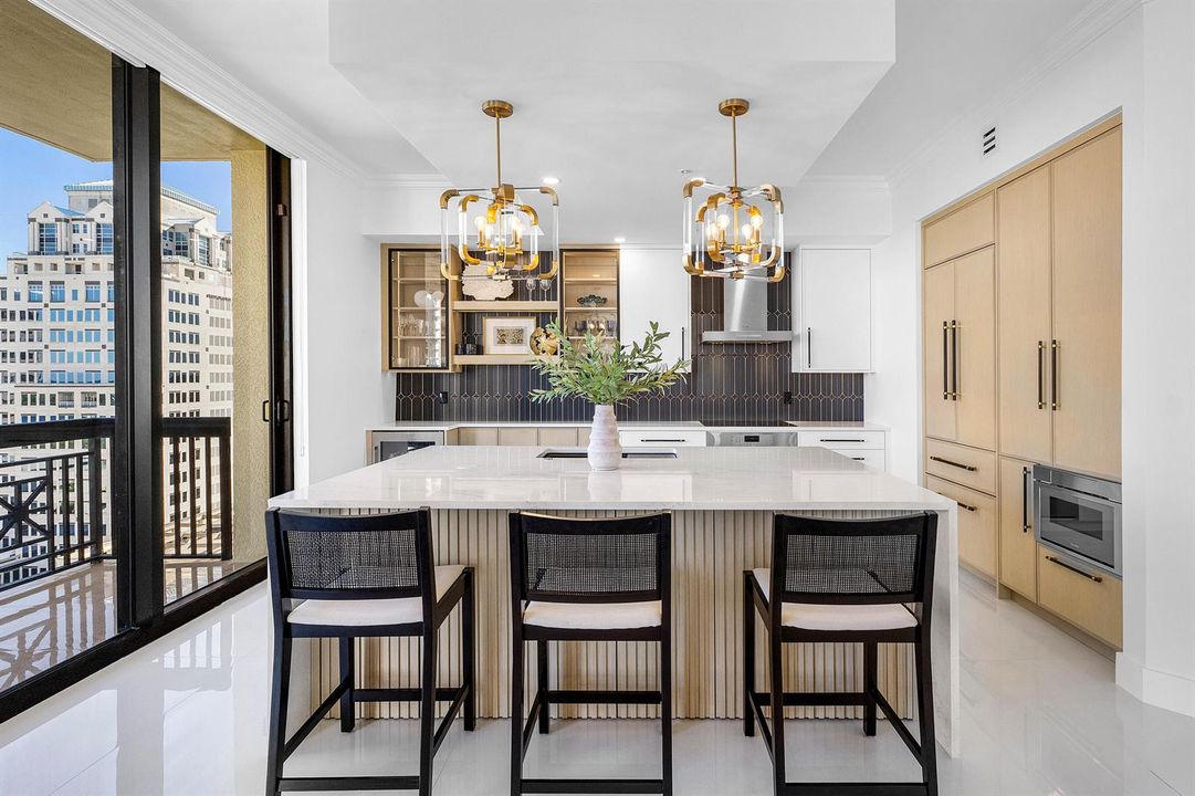 Kitchen Eat-In Bar