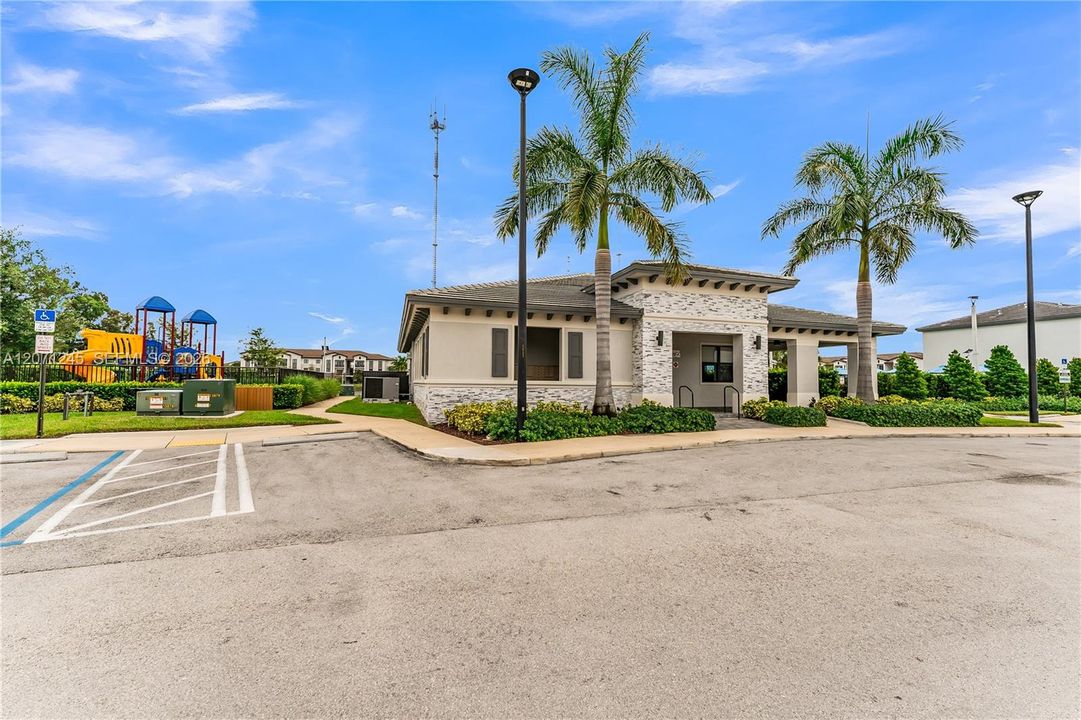 For Sale: $520,000 (3 beds, 2 baths, 1595 Square Feet)
