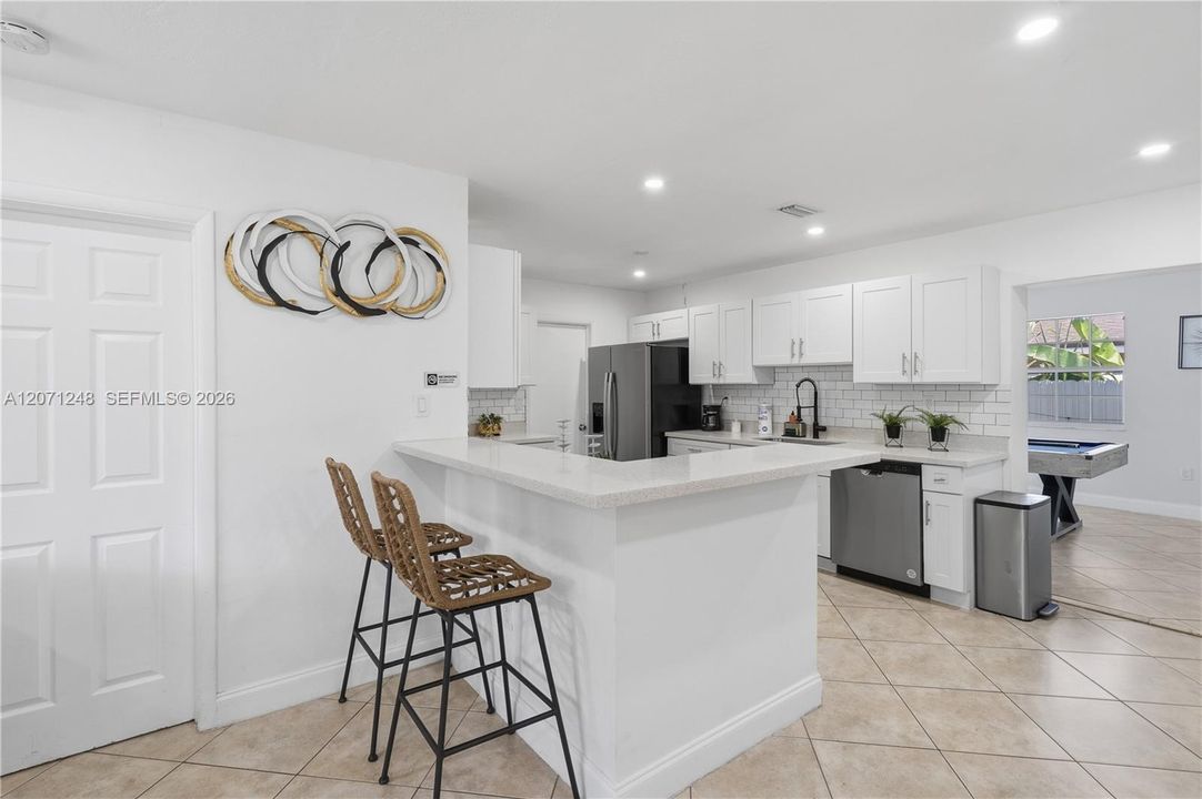 待售: $680,000 (4 贝兹, 2 浴室, 1614 平方英尺)