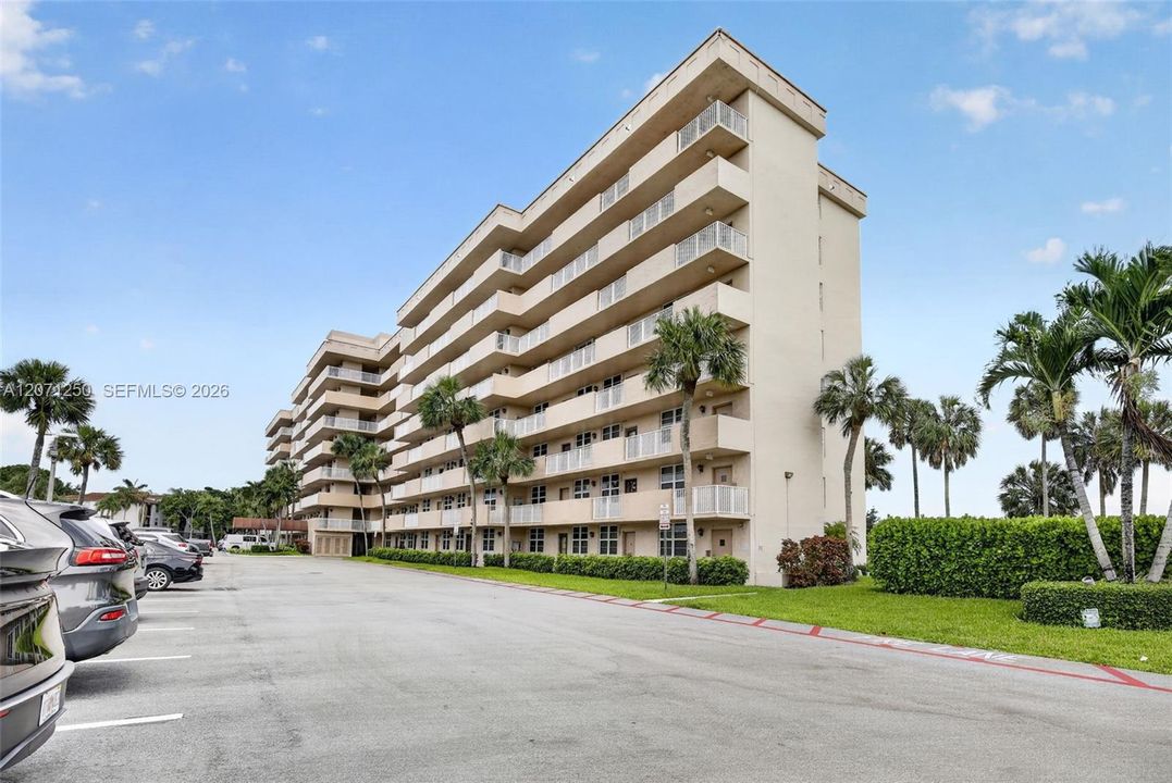 For Rent: $2,500 (2 beds, 2 baths, 1015 Square Feet)