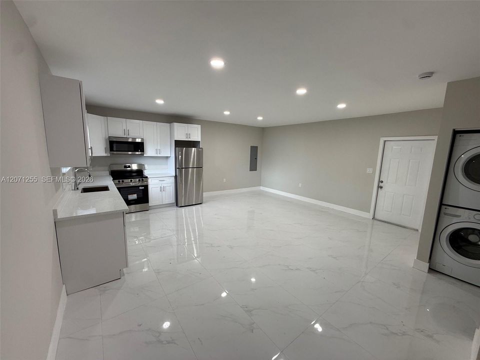 For Rent: $2,800 (2 beds, 1 baths, 1637 Square Feet)