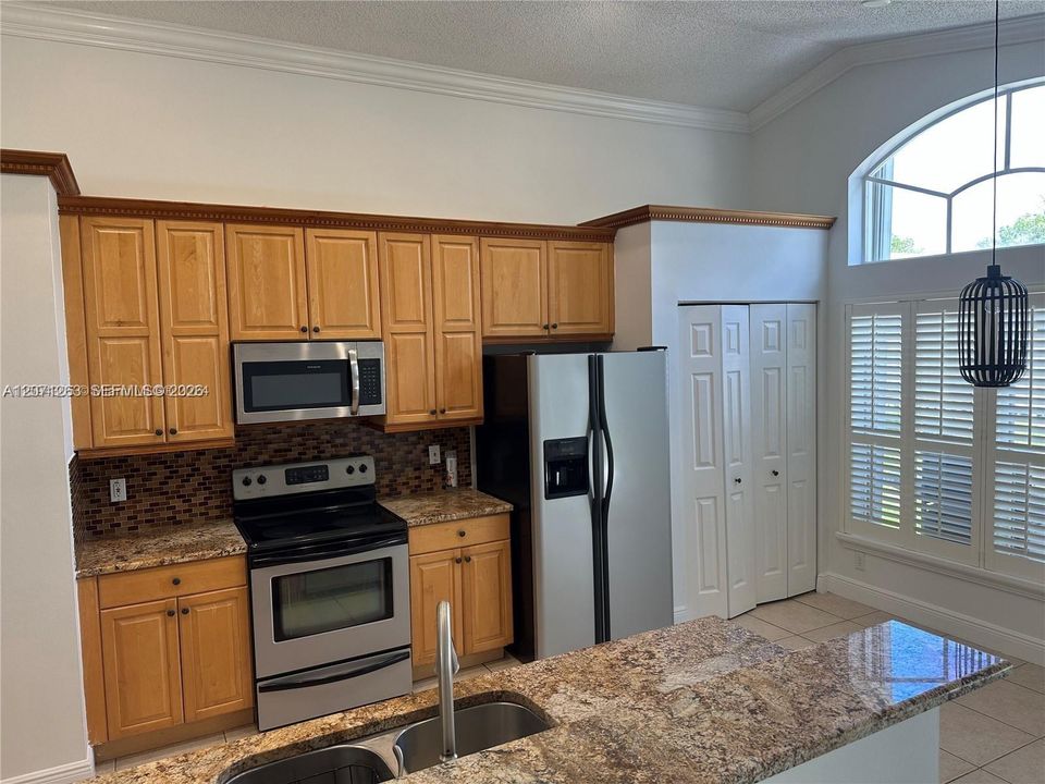 For Rent: $3,880 (3 beds, 2 baths, 1971 Square Feet)
