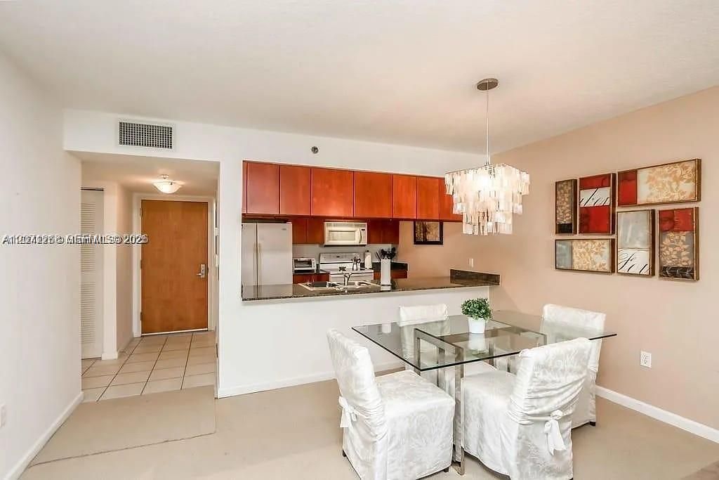 For Sale: $489,000 (1 beds, 1 baths, 825 Square Feet)