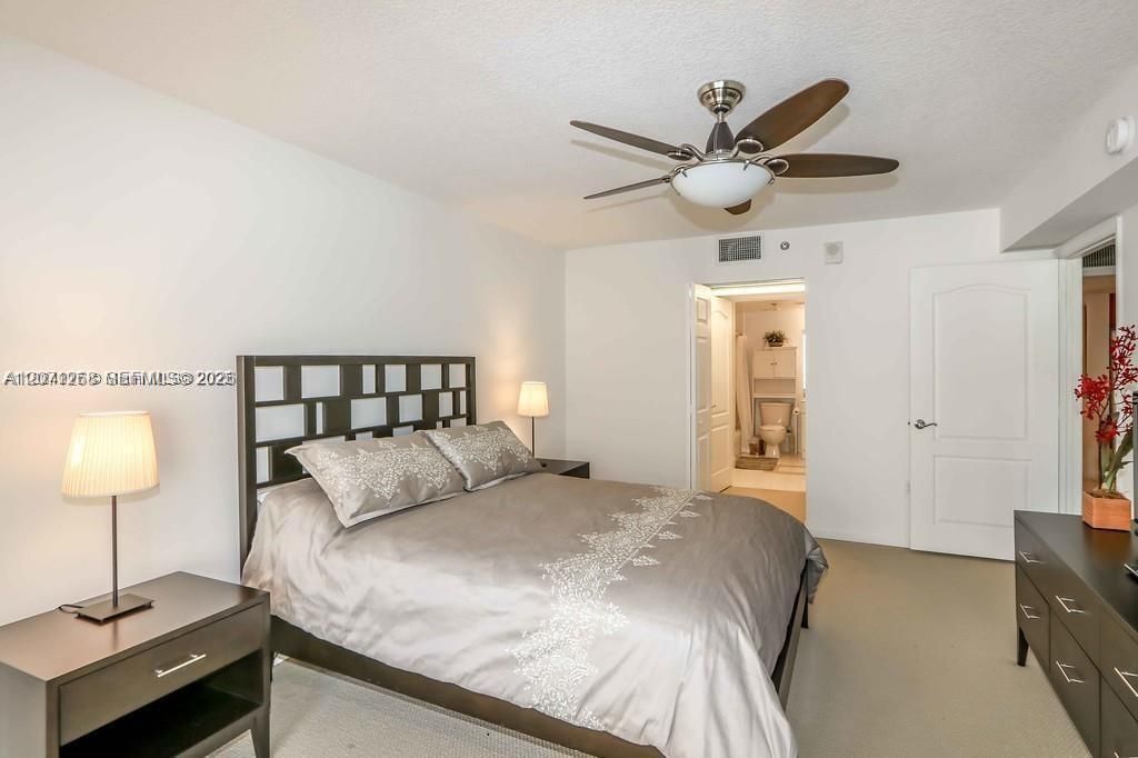 For Sale: $489,000 (1 beds, 1 baths, 825 Square Feet)