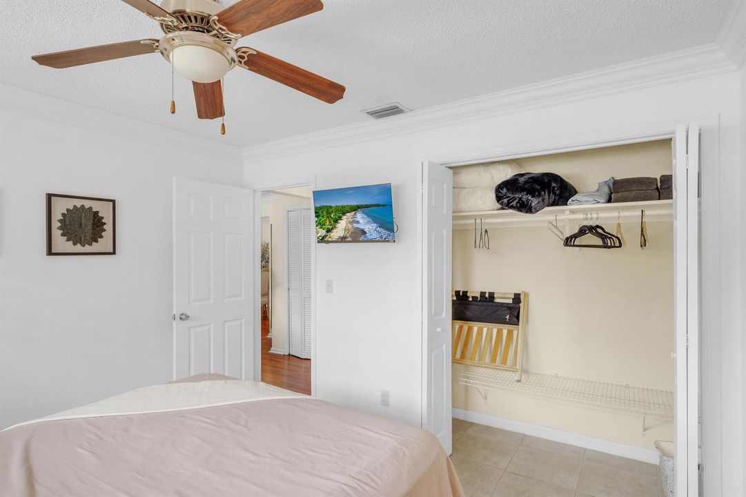 17 Guest Bedroom (4)