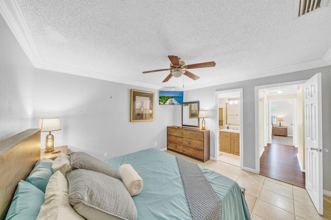 12 Primary Bedroom (3)