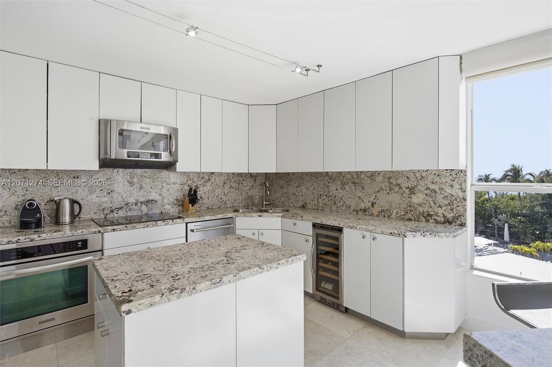 For Sale: $1,770,000 (2 beds, 2 baths, 1496 Square Feet)