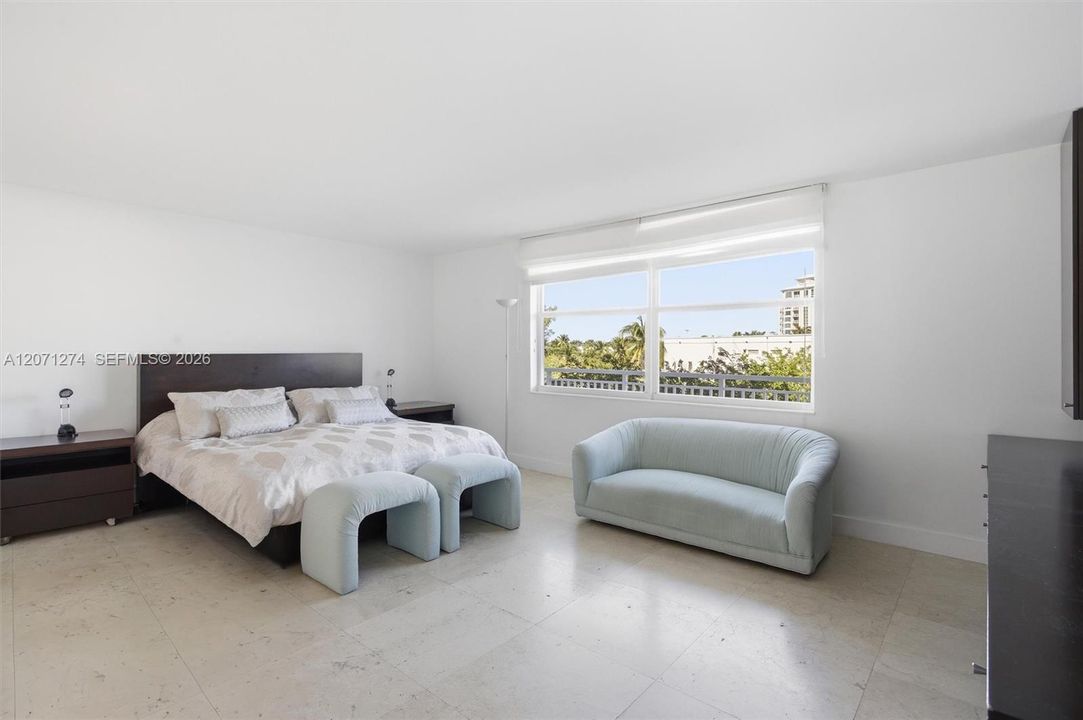 For Sale: $1,770,000 (2 beds, 2 baths, 1496 Square Feet)
