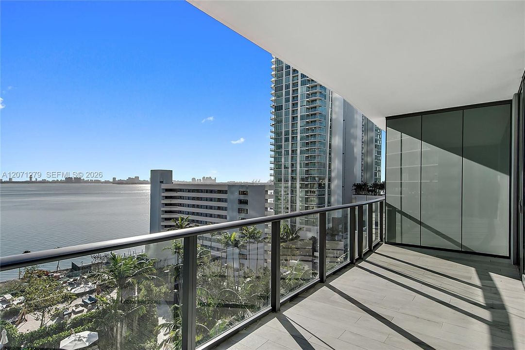 For Sale: $925,000 (2 beds, 3 baths, 1186 Square Feet)