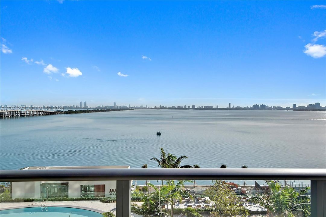 For Sale: $925,000 (2 beds, 3 baths, 1186 Square Feet)