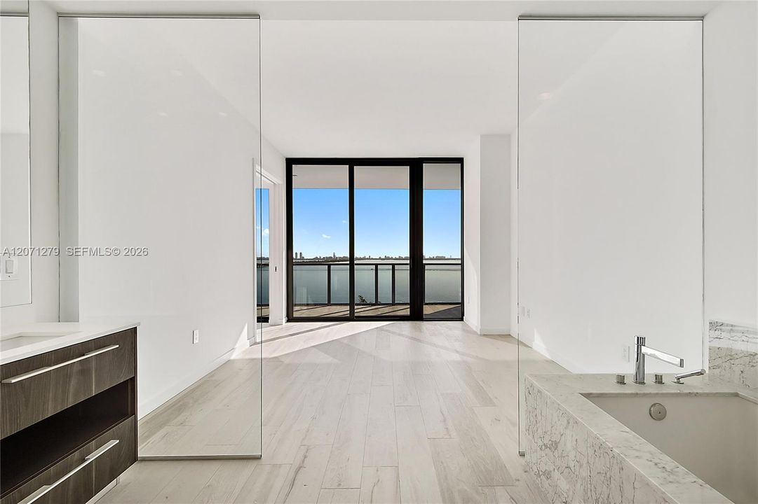 For Sale: $925,000 (2 beds, 3 baths, 1186 Square Feet)