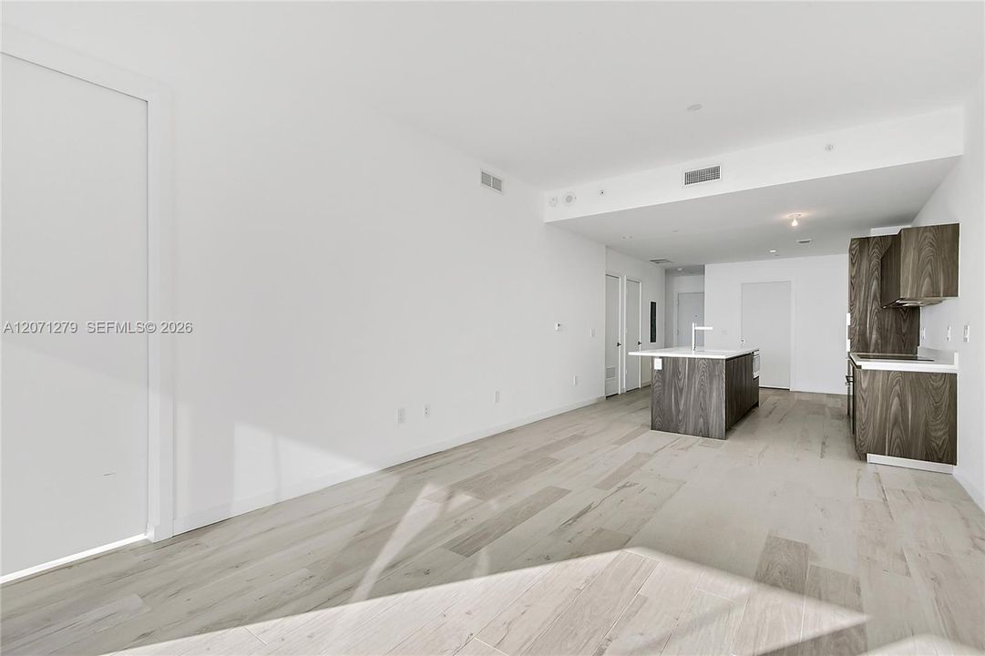 For Sale: $925,000 (2 beds, 3 baths, 1186 Square Feet)