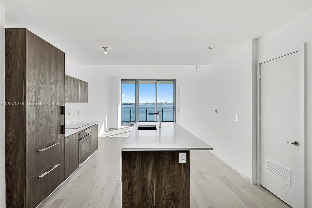 For Sale: $925,000 (2 beds, 3 baths, 1186 Square Feet)