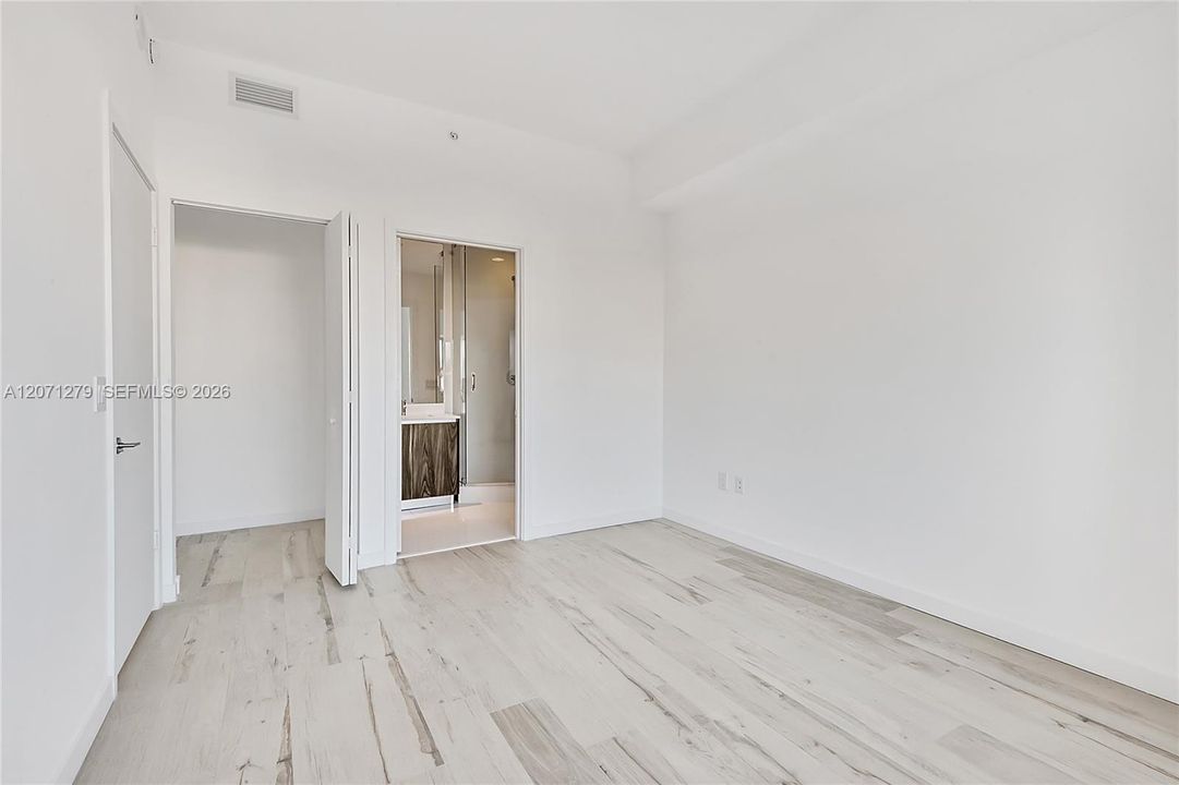For Sale: $925,000 (2 beds, 3 baths, 1186 Square Feet)