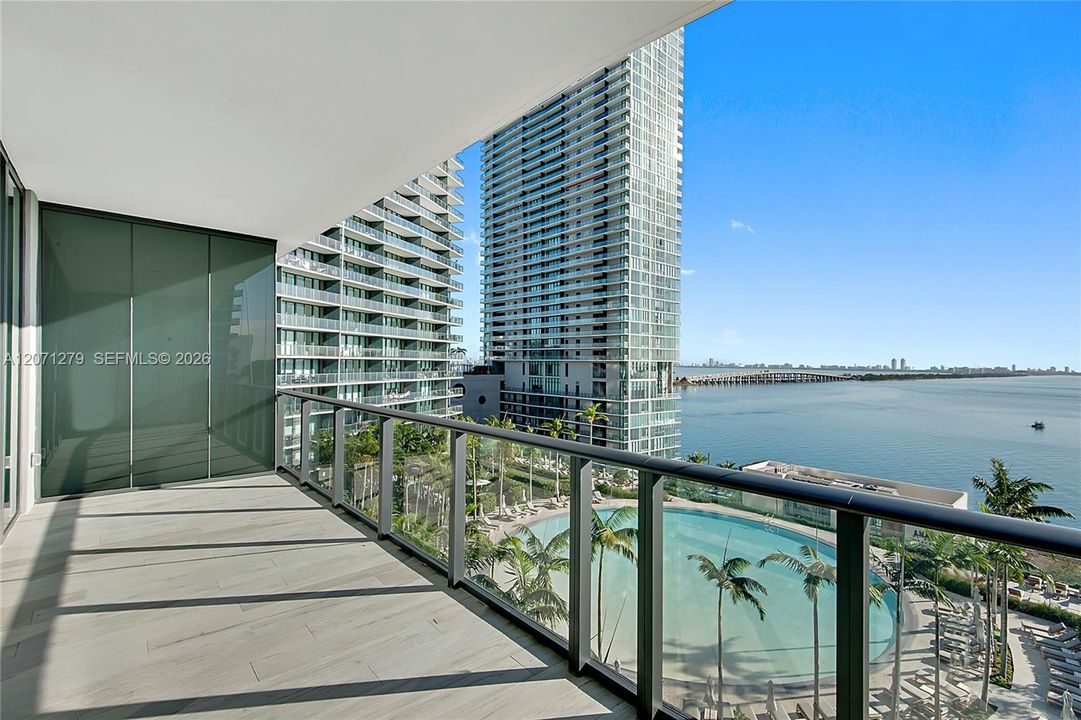 For Sale: $925,000 (2 beds, 3 baths, 1186 Square Feet)